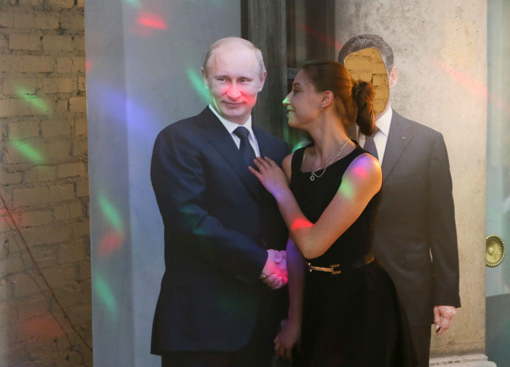 Muốn chụp hình với Tổng thống Putin không khó - Ảnh: Reuters