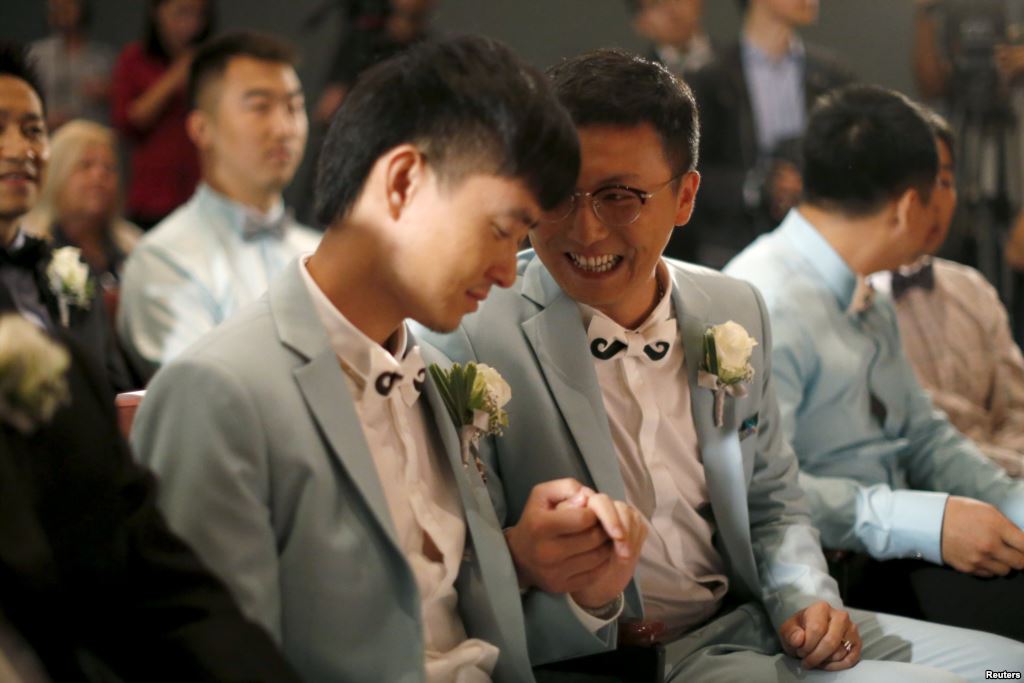 Một trong những cặp đôi đồng tính người Trung Quốc tổ chức lễ cưới dù chưa được luật pháp công nhận - Ảnh: Reuters