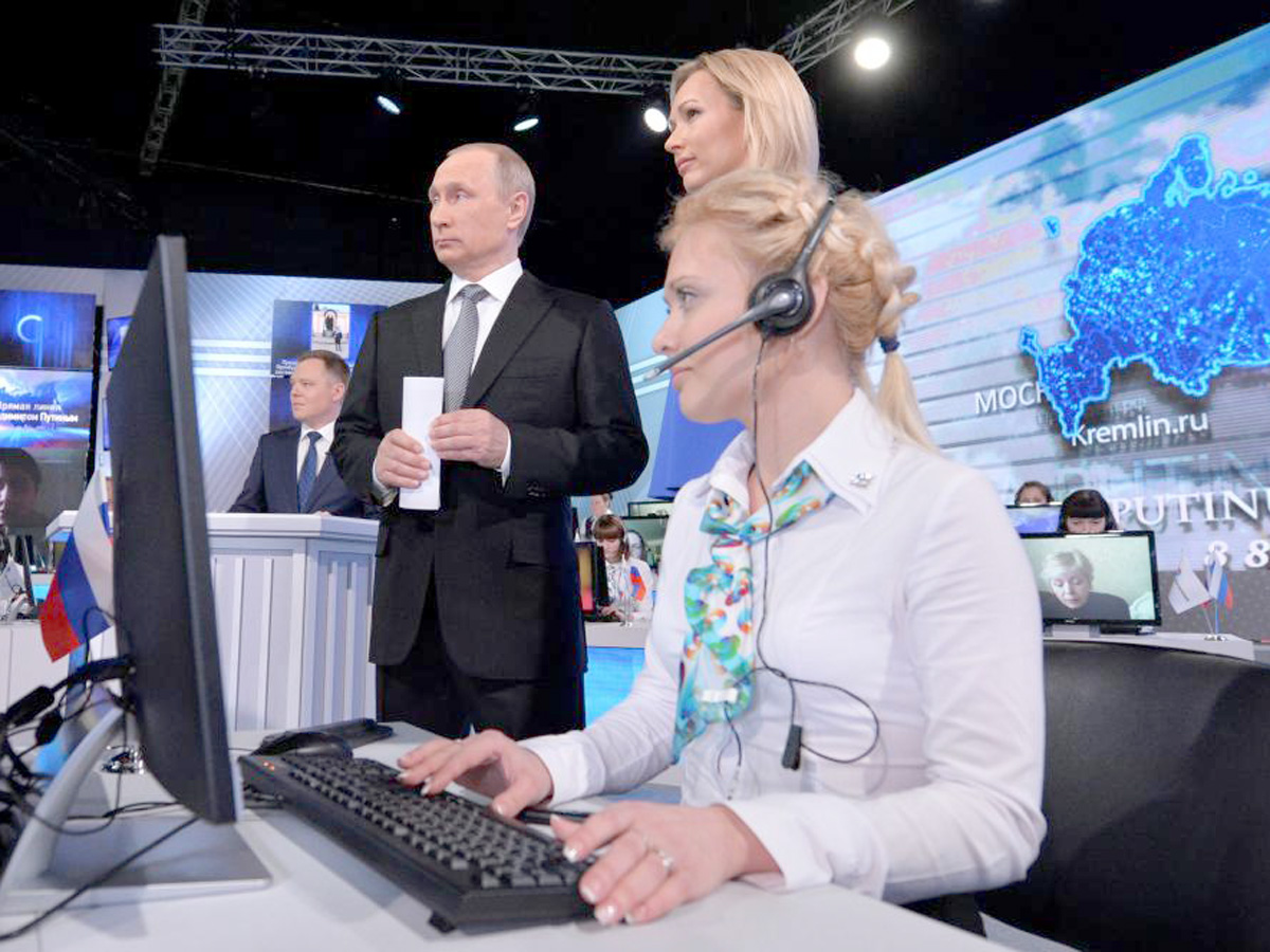 Tổng thống Nga Vladimir Putin tham gia buổi giao lưu truyền hình trực tiếp ngày 14.4 tại Moscow - Ảnh: Reuters