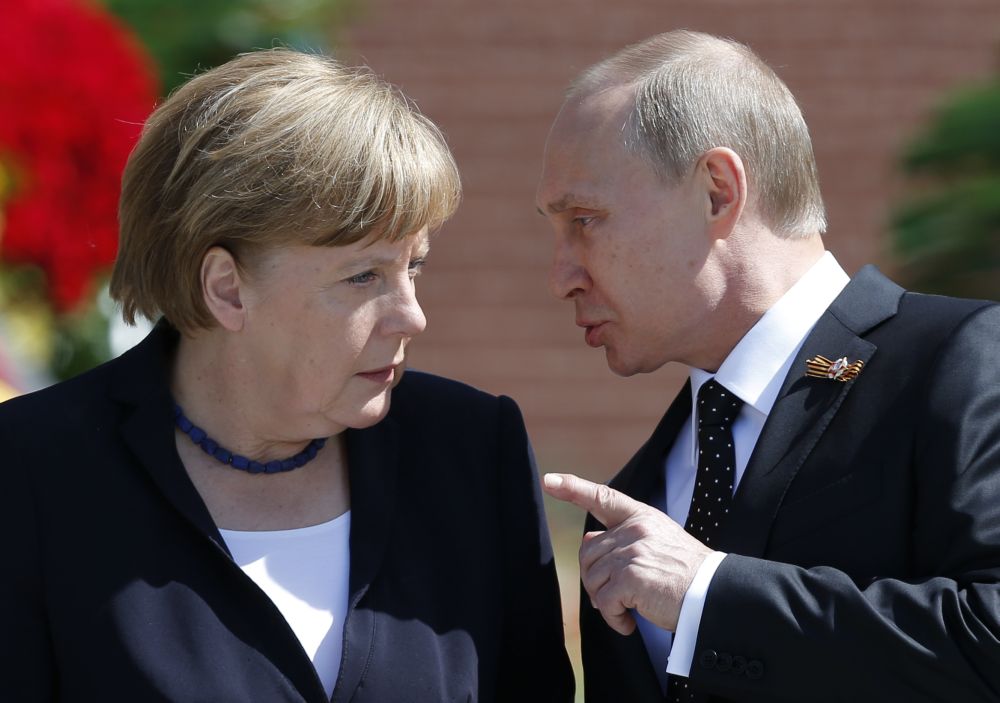 Tổng thống Nga Putin (phải) và Thủ tướng Đức Merkel đều nằm trong danh sách những nhà lãnh đạo có ảnh hưởng nhất năm 2016 - Ảnh: Reuters