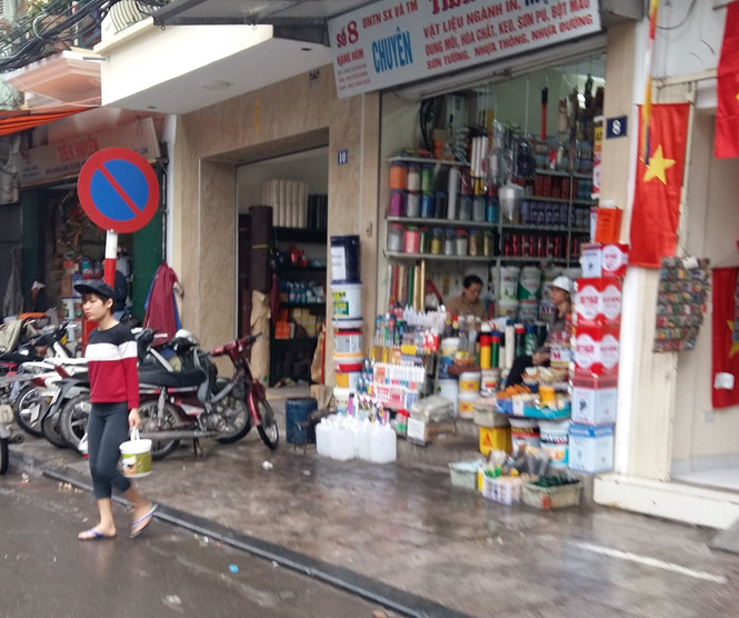 Axit được bày bán tràn lan tại phố Hàng Hòm Hà Nội - Ảnh: Thúy Hằng