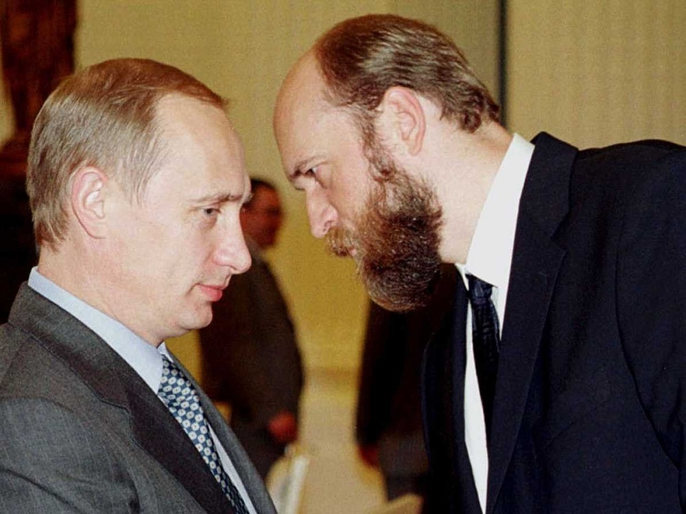 Tổng thống Vladimir Putin (trái) và ông Sergei Pugachev trong tấm ảnh chụp vào ngày 28.7.2000 - Ảnh: Reuters