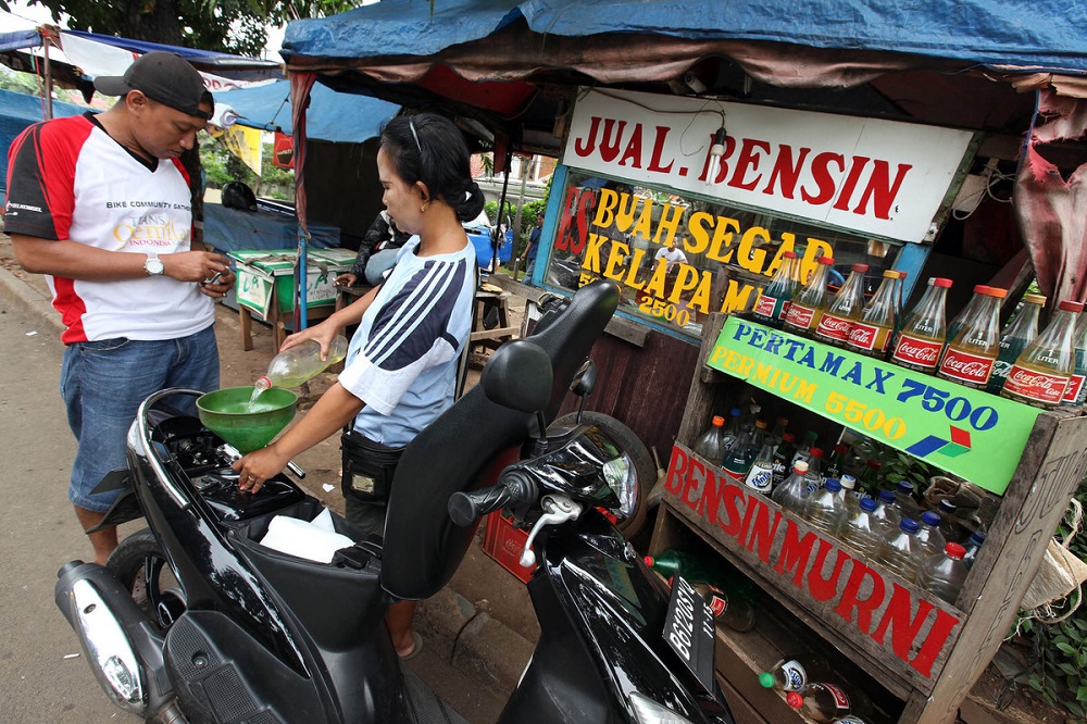 Mua bán xăng tại thủ đô Jakarta, Indonesia - Ảnh: Bloomberg