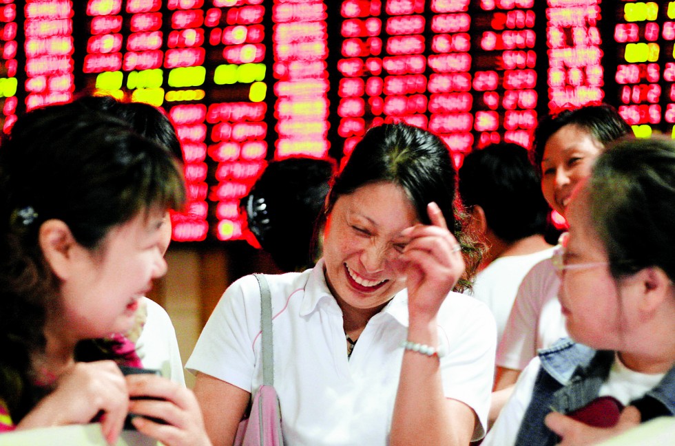 Nhà đầu tư Trung Quốc trên sàn chứng khoán - Ảnh: AFP