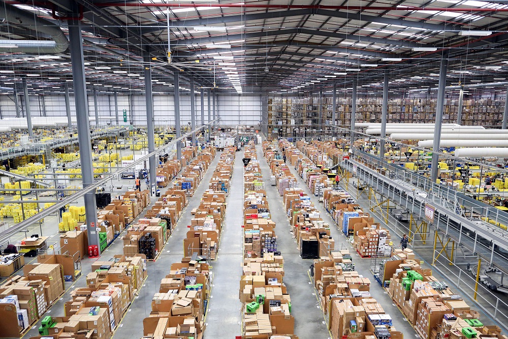 Toàn cảnh trung tâm hoàn thiện hàng hóa của Amazon ở Anh - Ảnh: Bloomberg