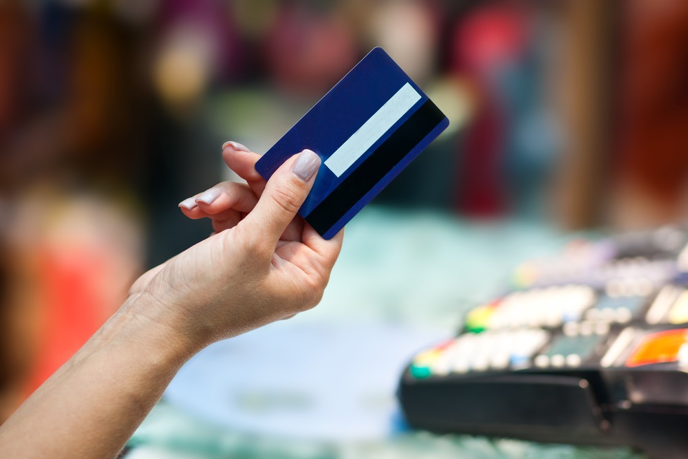 Thanh toán thẻ không đem lại cho bạn cảm giác thực tế về tiền bạc như dùng tiền mặt - Ảnh: Shutterstock