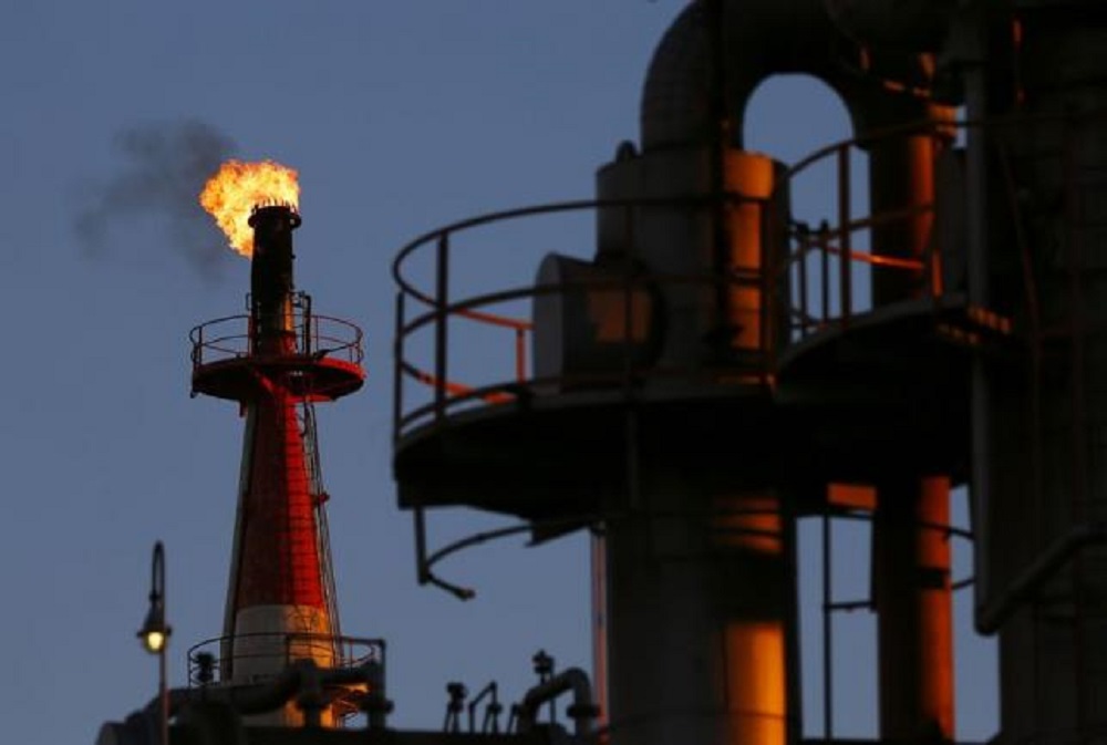 Giá dầu Brent vừa chạm đáy 11 năm - Ảnh: Reuters