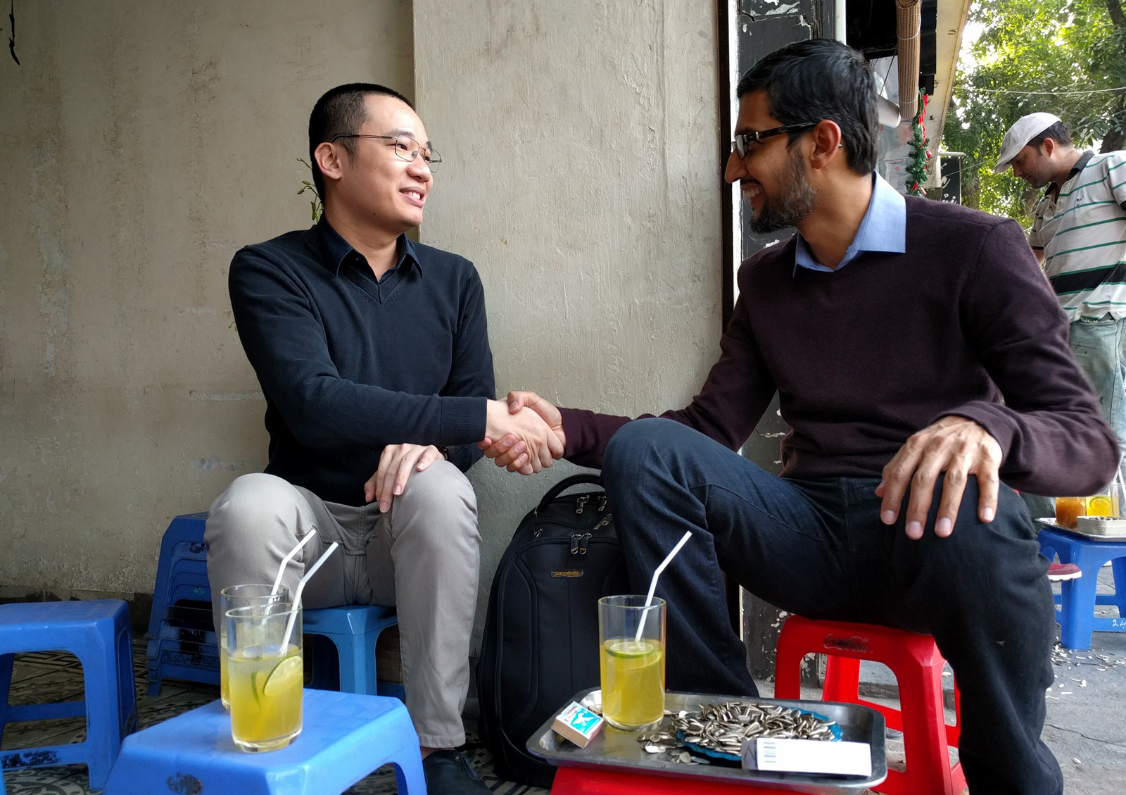 CEO Google Sundar Pichai gặp gỡ Nguyễn Hà Đông, cha đẻ của Flappy Bird tại Hà Nội - Ảnh: Google