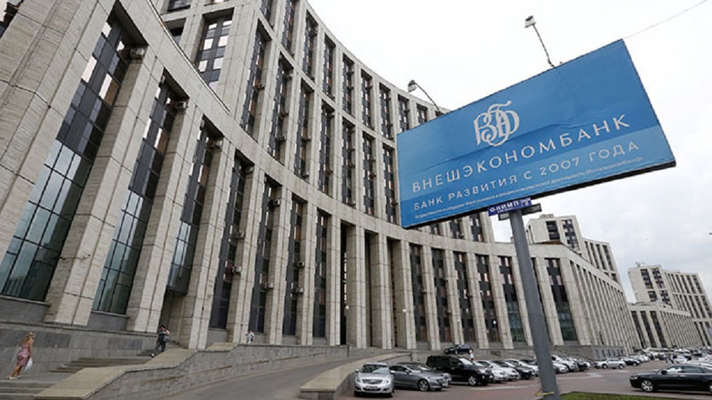 Một tấm biển quảng cáo Vnesheconombank ở ngoài trụ sở ngân hàng này tại Moscow (Nga) - Ảnh: Reuters