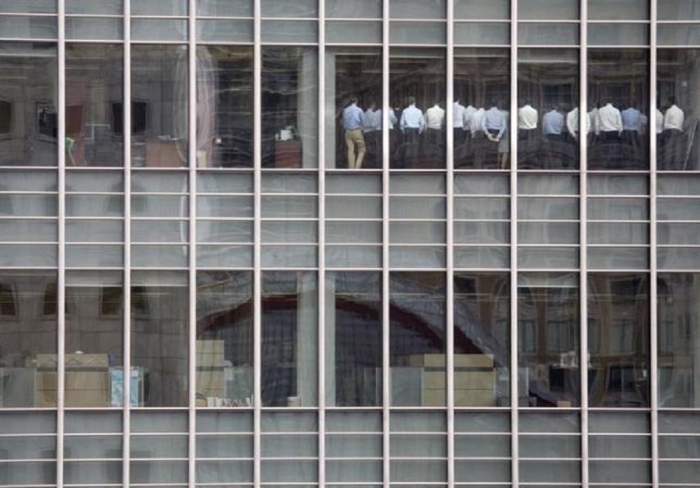 Nhân viên ngân hàng Lehman Brothers đứng trong phòng họp tại trụ sở ngân hàng ở quận tài chính Canary, Toronto (Canada) - Ảnh: Reuters 