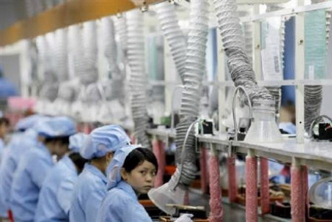 Công nhân làm việc tại một nhà máy ở tỉnh Giang Tô, miền đông Trung Quốc - Ảnh: Reuters 