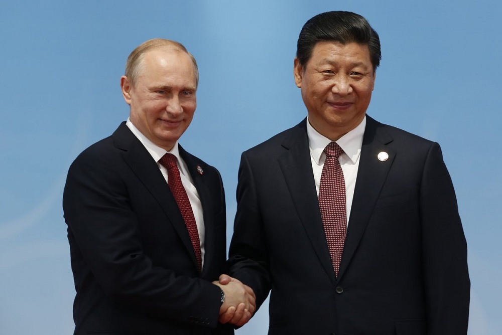 Tổng thống Nga Vladimir Putin (trái) và Chủ tịch Trung Quốc Tập Cận Bình - Ảnh: Reuters