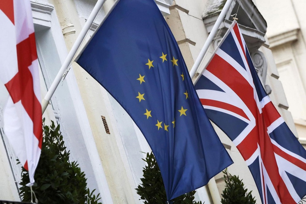 Cờ nước Anh và Liên minh châu Âu (EU) - Ảnh: Reuters