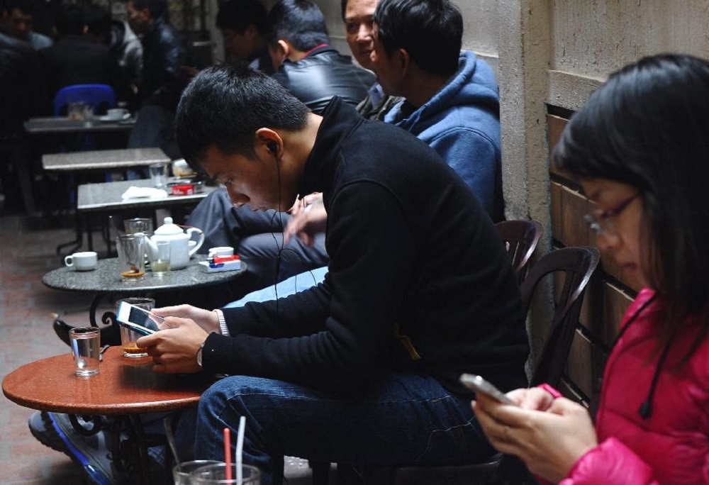 Gần như mỗi quán cà phê hay nhà hàng đều trở thành một điểm truy cập internet ở Việt Nam - Ảnh: AFP