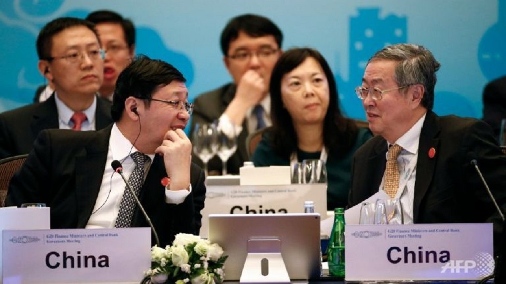 Bộ trưởng Tài chính Trung Quốc Lâu Kế Vĩ (trái) trò chuyện cùng Thống đốc Ngân hàng Nhân dân Trung Quốc Chu Tiểu Xuyên tại Hội nghị G20 năm nay 2016 - Ảnh: AFP