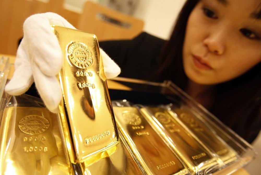 Ngân hàng Đức Deutsche Bank cho rằng đã đến lúc để giới đầu tư mua vàng - Ảnh: Reuters