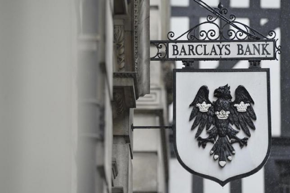 Logo bên ngoài chi nhánh ngân hàng Barclays ở London (Anh) - Ảnh: Reuters