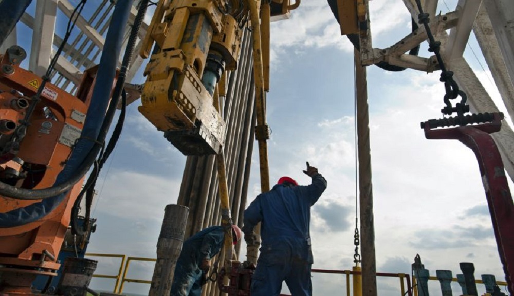 Sản lượng dầu thô Mỹ đang ở mức cao nhất trong 43 năm - Ảnh: Bloomberg