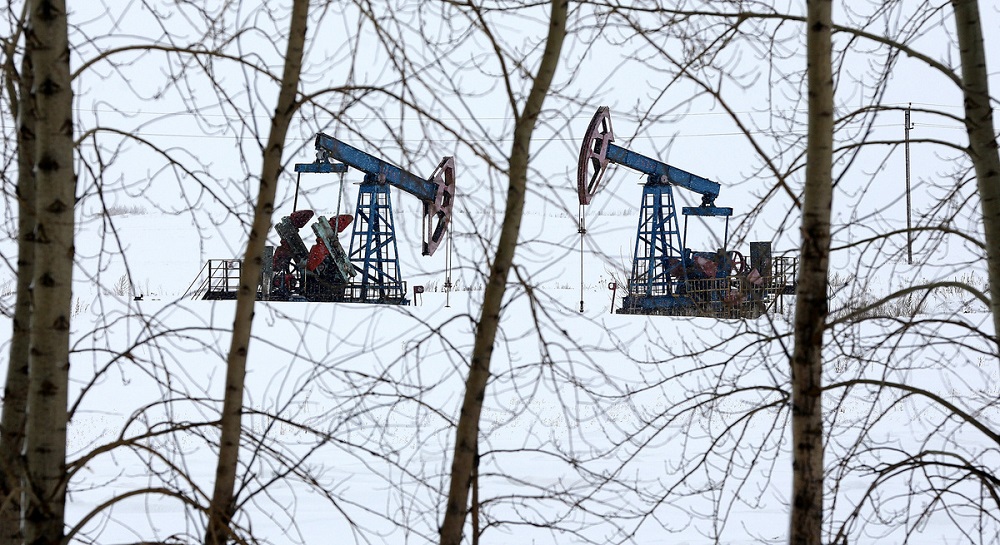 Hoạt động bơm dầu ở làng Dyurtyuli (Nga) - Ảnh: Bloomberg