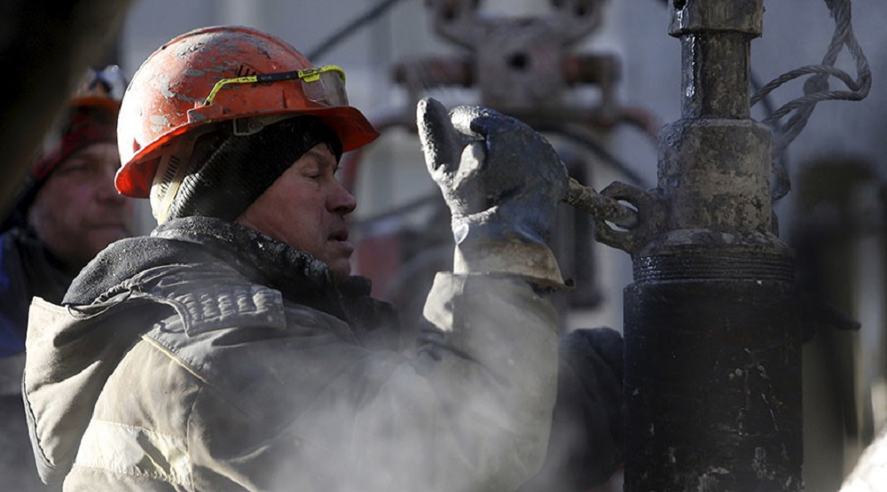 Nhân viên hãng năng lượng Rosneft đang làm việc - Ảnh: Reuters