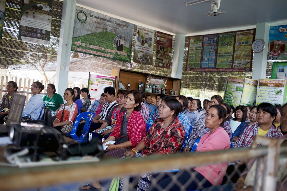 Nông dân Thái Lan dự một hội thảo đào tạo do chính phủ tổ chức - Ảnh: Bloomberg