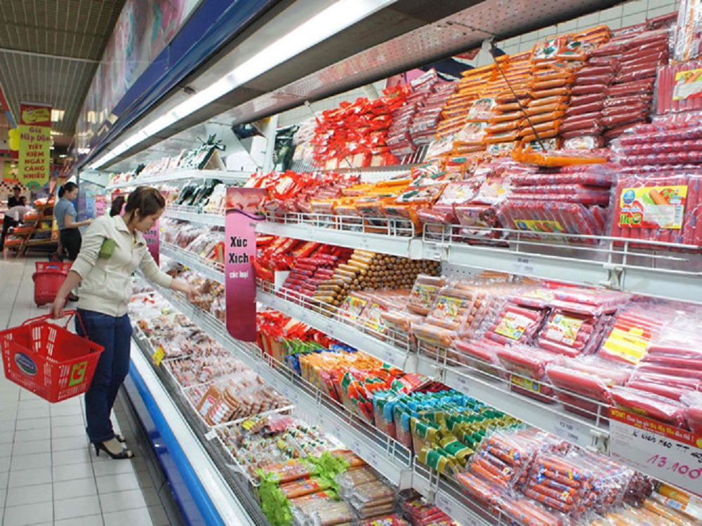 Người tiêu dùng mua sắm trong siêu thị Big C Miền Đông - Ảnh: Khả Hòa