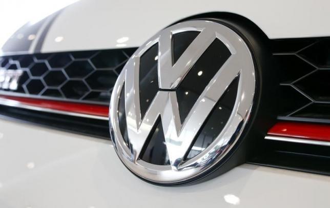 Logo hãng xe Volkswagen tại showroom nhà nhập khẩu xe hơi Thụy Sĩ AMAG ở Duebendorf (Thụy Sĩ) - Ảnh: Reuters