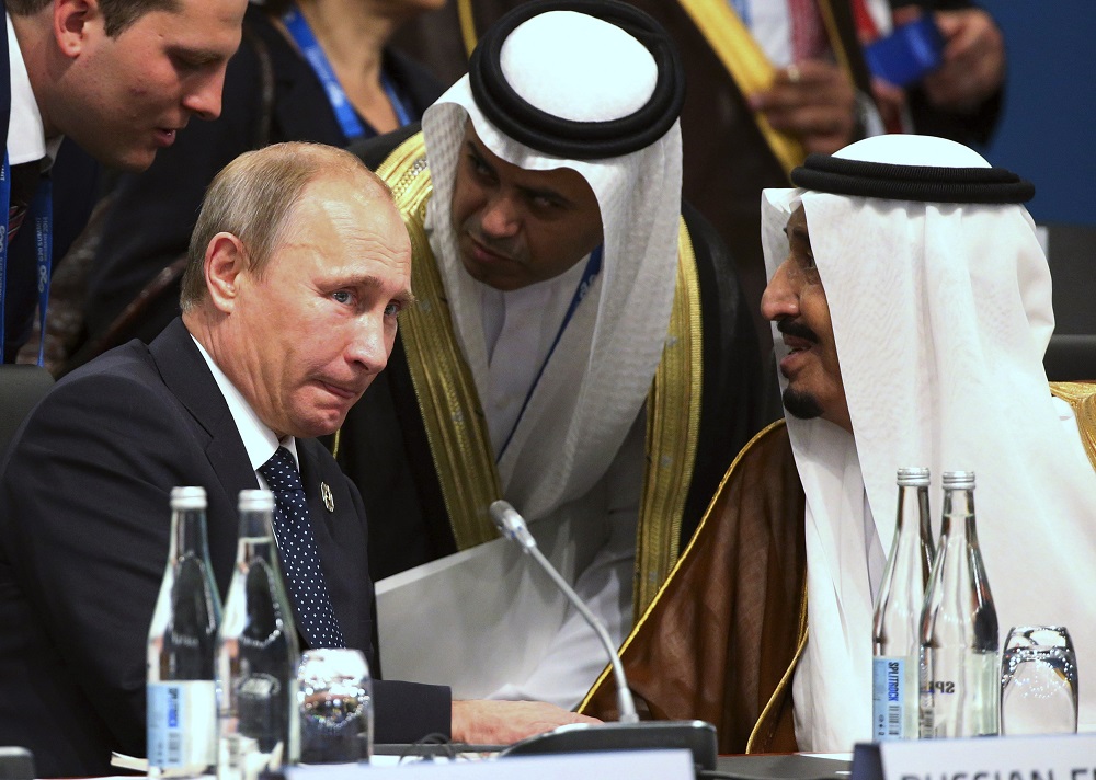 Tổng thống Nga Vladimir Putin và Thái tử Salman bin Abdulaziz Al Saud trò chuyện thông qua phiên dịch viên tại cuộc họp nhà lãnh đạo các nước có nền kinh tế lớn G20 tháng 11.2014 - Ảnh: Reuters