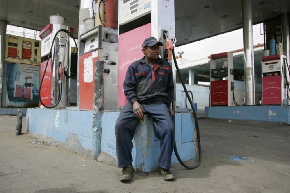 Giá cả xăng dầu ở hàng loạt nước Trung Đông được điều chỉnh tăng cùng lúc với giá điện, nước và các loại thuế - Ảnh: Reuters