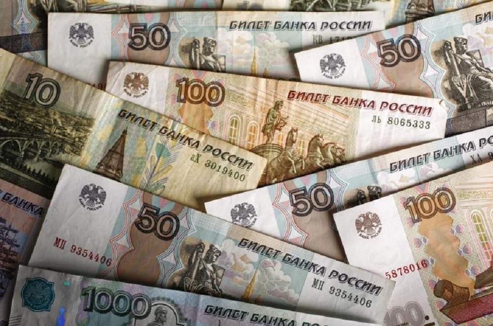 Giấy bạc rúp Nga - Ảnh: Reuters