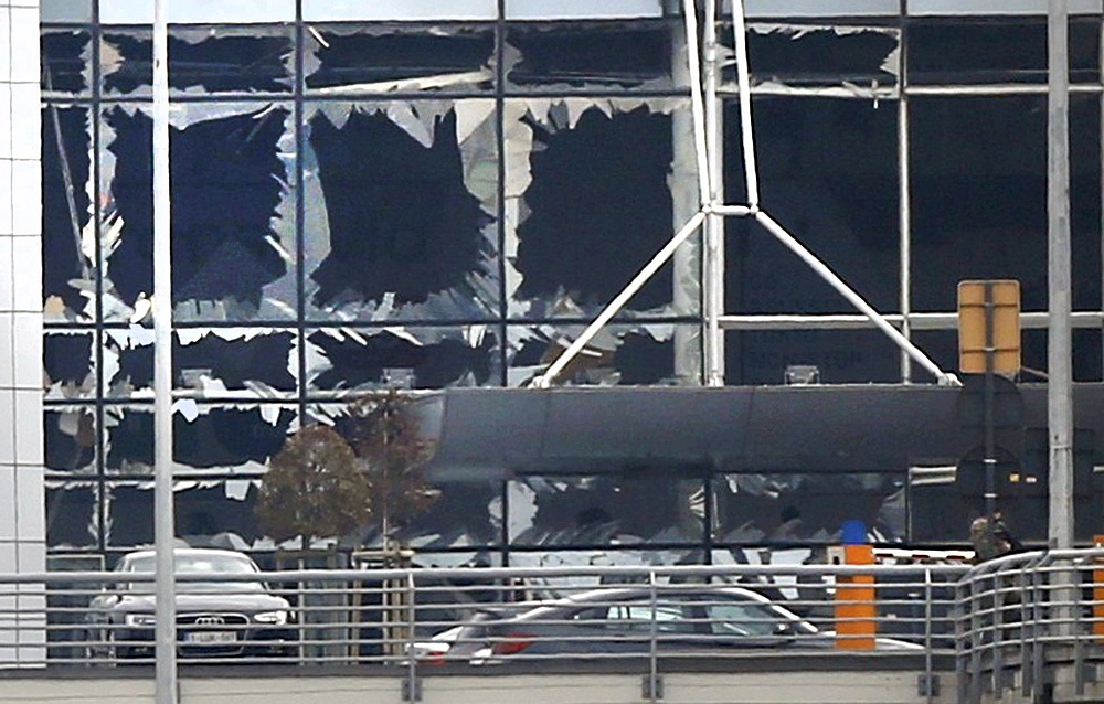 Cửa kính vỡ sau vụ nổ ở sân bay Zaventem gần thủ đô Brussels (Bỉ) - Ảnh: Reuters