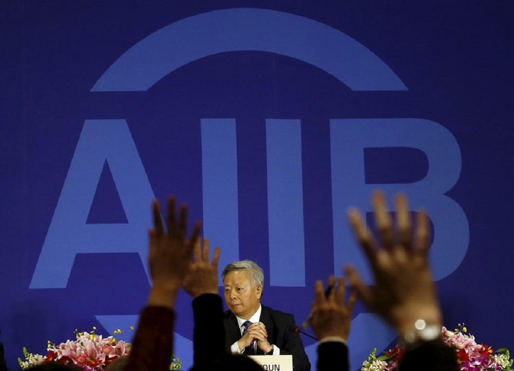 Báo giới giơ tay để đặt câu hỏi với Chủ tịch Ngân hàng Đầu tư Cơ sở hạ tầng châu Á tại cuộc họp báo ở Bắc Kinh hôm 17.1.2016 - Ảnh: Reuters
