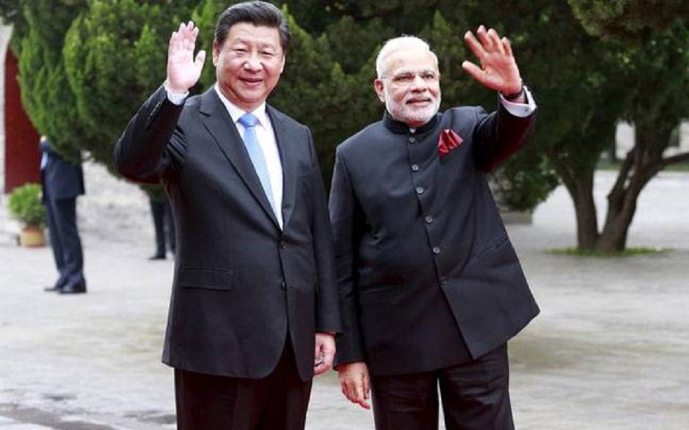 Chủ tịch Trung Quốc Tập Cận Bình (trái) và Thủ tướng Ấn Độ Narendra Modi - Ảnh: Reuters