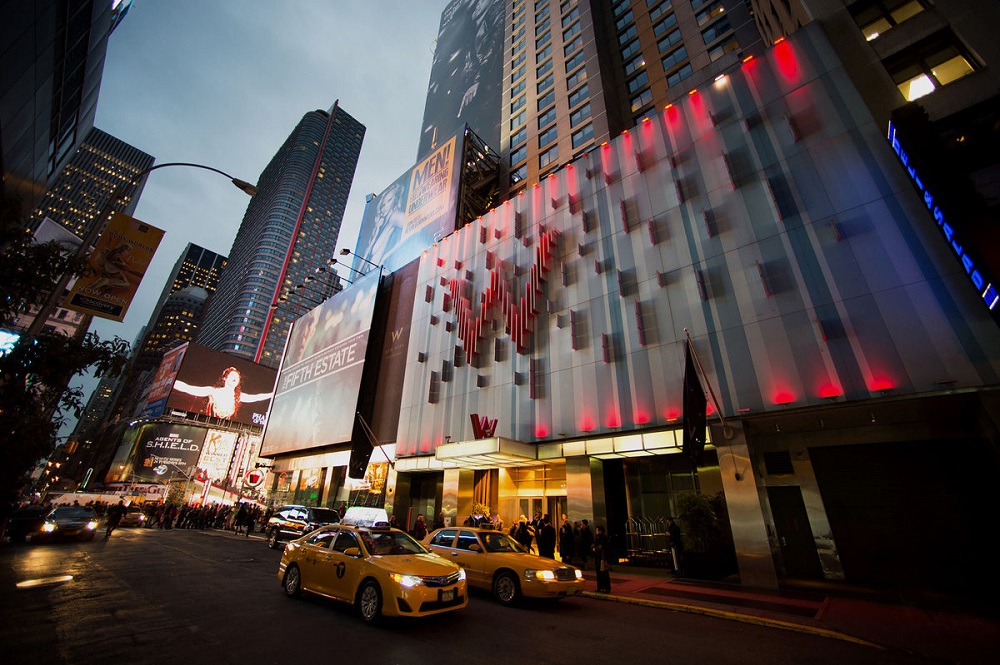 W New York Times Square ở Manhattan, New York (Mỹ) - bất động sản thuộc sở hữu của hãng quản lý khách sạn Starwood Hotels & Resorts Worldwide - Ảnh: Bloomberg