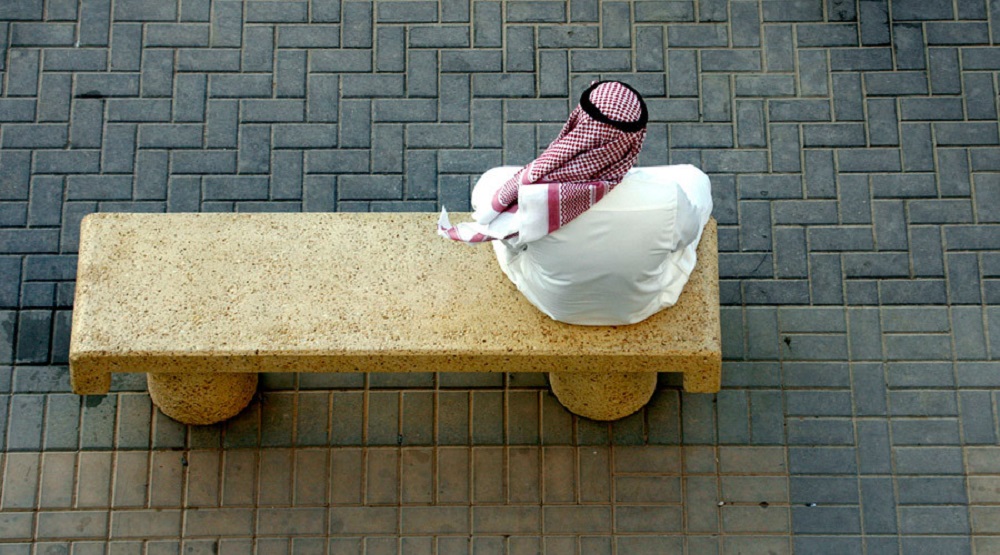 Một người đàn ông ngồi trên đường phố thủ đô Riyadh (Ả Rập Xê Út) - Ảnh: Reuters
