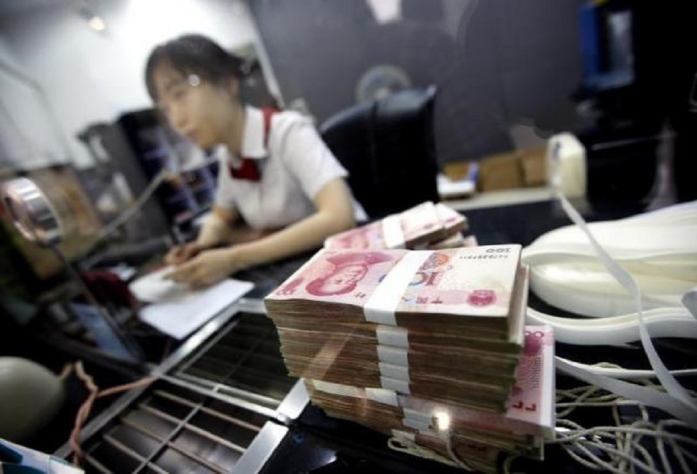 Nhân viên Ngân hàng Công thương Trung Quốc (ICBC) - Ảnh: Reuters