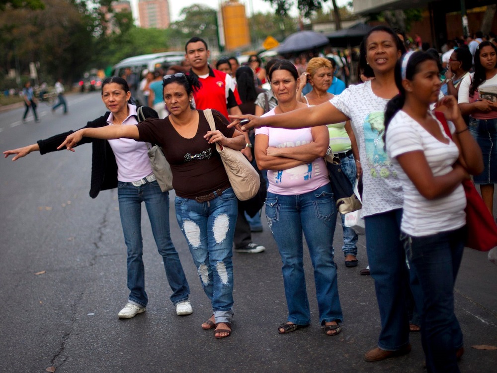 Người dân cố gắng gọi phương tiện di chuyển sau khi tàu điện ngầm ngừng hoạt động vì bị mất điện ở thủ đô Caracas (Venezuela) - Ảnh: Reuters