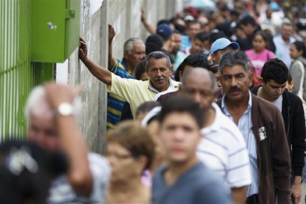 Người Venezuela đứng xếp hàng chờ mua thực phẩm tại một siêu thị ở San Cristobal, cách thủ đô Caracas 660 km về hướng tây nam - Ảnh: Reuters