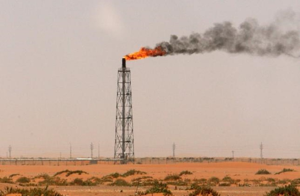 315 tỉ USD trong dự trữ ngoại hối các nước giàu dầu thô đã 'bốc hơi' vì đợt lao dốc giá dầu - Ảnh: Reuters