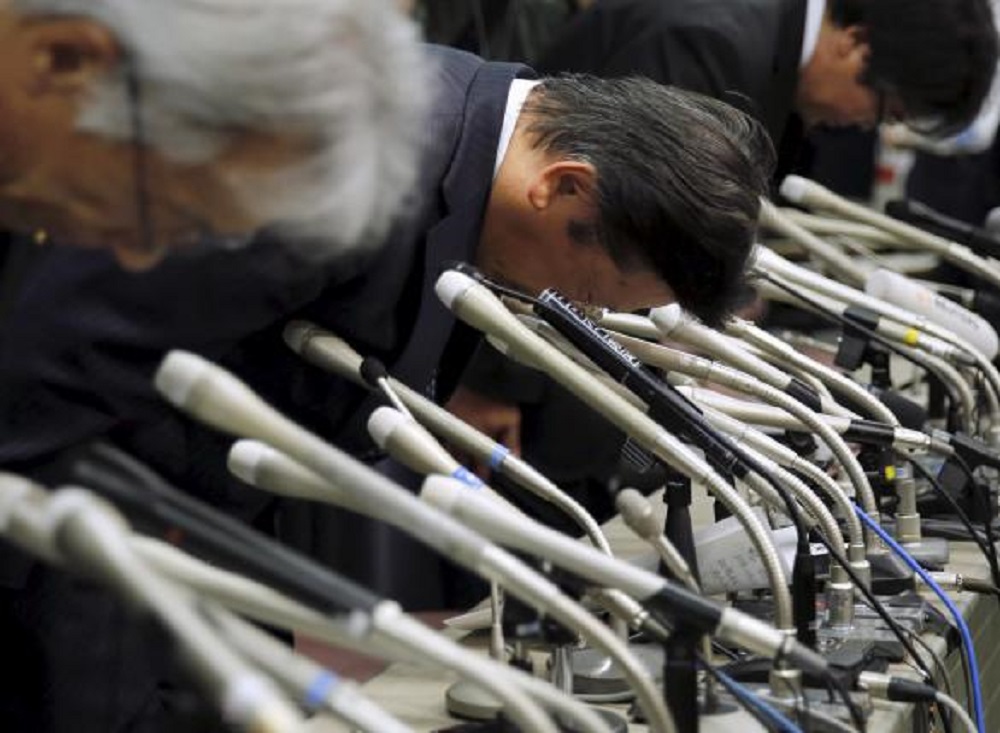 Chủ tịch Mitsubishi Motors Tetsuro Aikawa cúi đầu xin lỗi trong buổi họp báo tường trình về hành vi gian lận của công ty - Ảnh: Reuters