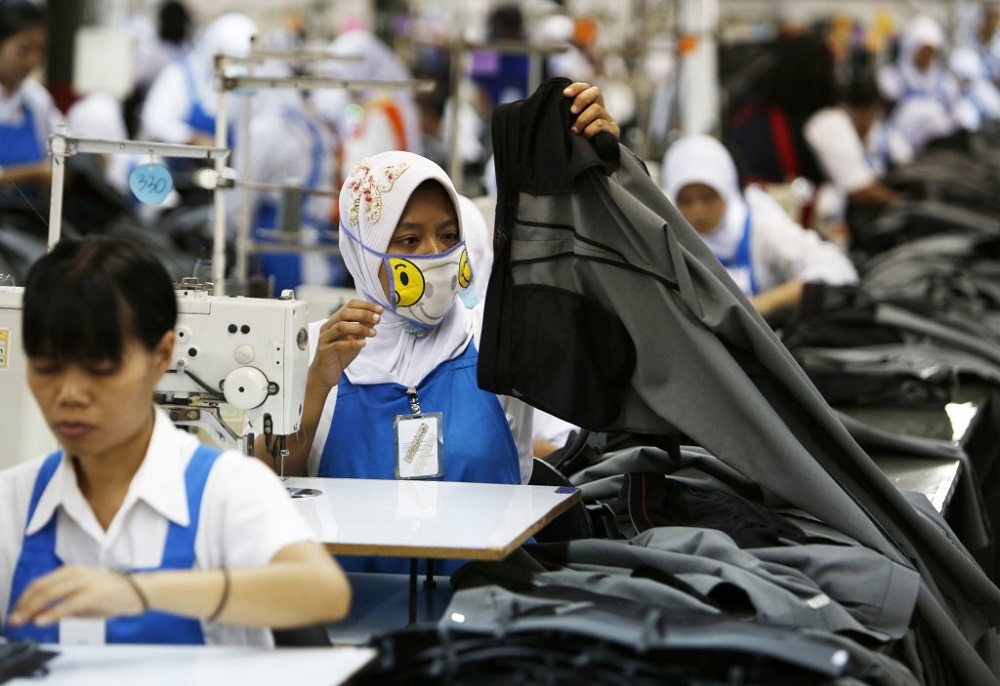 Công nhân trong một nhà máy ở Indonesia - Ảnh: Reuters