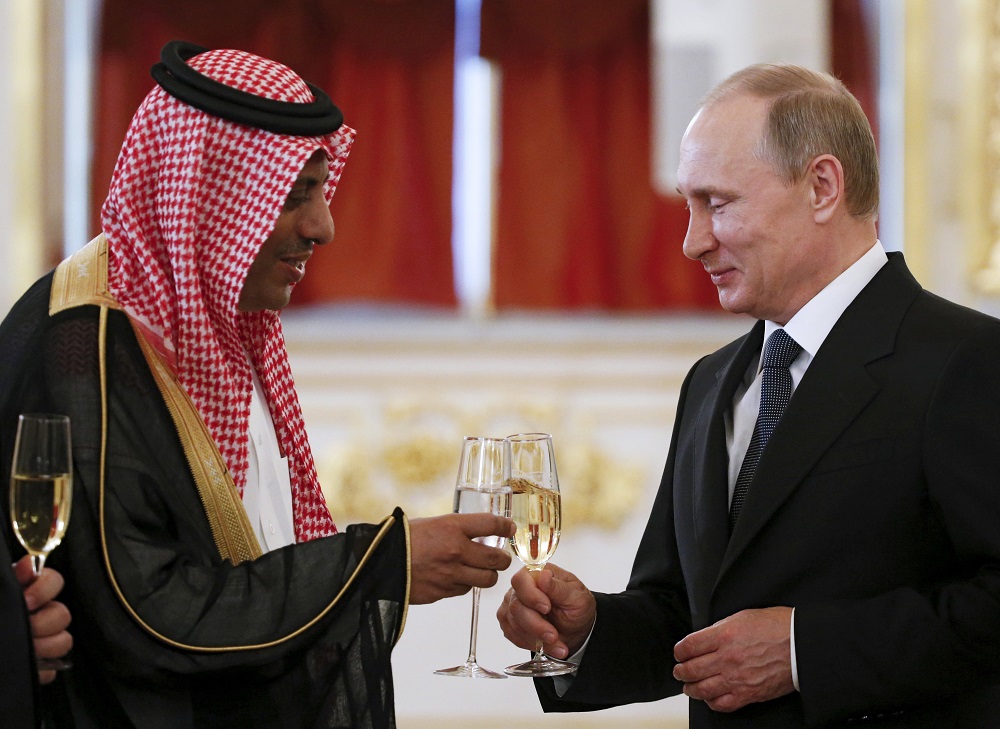Nga và Ả Rập Xê Út được cho là sẽ tiếp tục bơm dầu hết công suất trong thời gian tới - Ảnh: Reuters