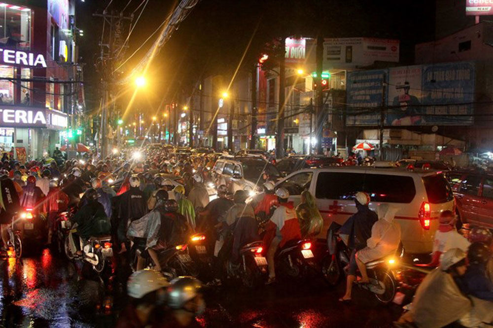 Mỗi lần mưa, người Sài Gòn lại khổ vì nước ngập và kẹt xe. Thậm chí, xe cấp cứu   mà chạy vào thời điểm này cũng đành chịu kẹt cứng trong dòng xe - Ảnh: Khả Hòa