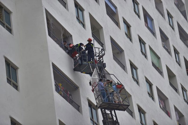 Trong vụ cháy hồi tháng 9 tại chung cư 35 tầng HH4 Linh Đàm, Hà Nội, xe thang cứu hộ cao nhất cũng chỉ cao 52m - Ảnh: Duy Hoàng