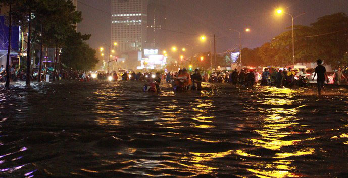 Mực nước ở đường Nguyễn Hữu Cảnh (TP.HCM) dâng cao gần cả mét sau cơn mưa chiều ngày 15.9- Ảnh: Đức Tiến