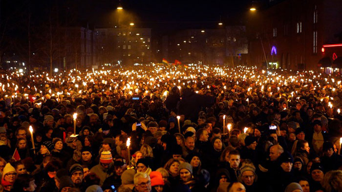 Hàng ngàn người dân Thủ đô Copenhagen (Đan Mạch) thắp nến tưởng niệm những nạn nhân của vụ khủng bố tại Paris - Ảnh: Reuters