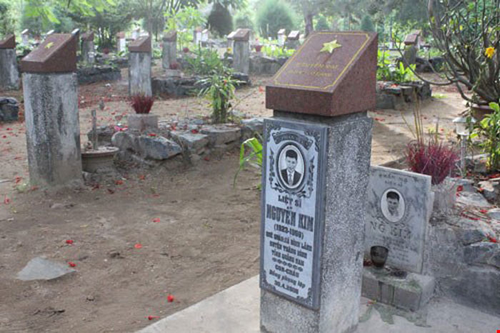 Mỗi bia mộ của các liệt sĩ ở nghĩa trang Hàng Dương như một cột móc biên cương - Ảnh: Chí Nhân