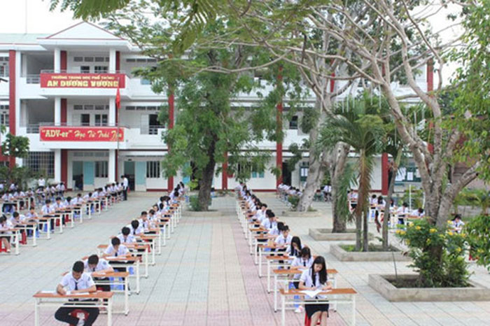 Học sinh ngồi thi giữa sân trường - Ảnh chụp từ facebook
