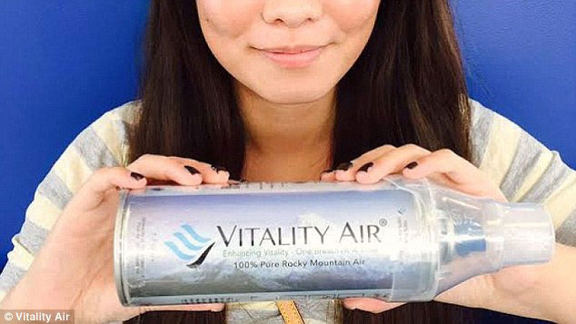 Kể từ khi thủ đô Bắc Kinh (Trung Quốc) báo động đỏ về ô nhiễm không khí, doanh số bán các chai khí sạch của công ty Vitality Air tăng vọt - Ảnh của Vitality Air
