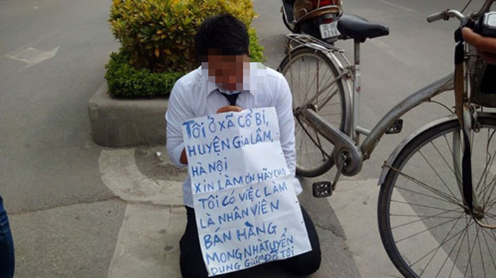 Anh thanh niên quỳ gối xin việc trước cổng Đài Truyền hình Việt Nam - Ảnh từ facebook